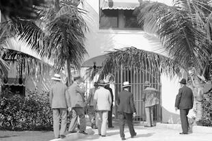 Al Capone junto a un grupo de secuaces ingresando a la propiedad de Miami Beach