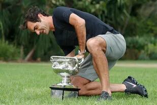 Federer y un ejercicio que acostumbra: posar con el trofeo de un Grand Slam