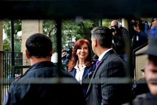 La senadora Cristina Kirchner al retirarse de Comodoro Py