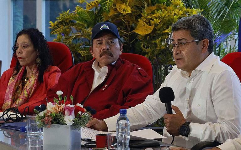 Ortega y Murillo, junto al presidente de Honduras, Juan Orlando Hernández  (Photo by Honduran Presidency / AFP)