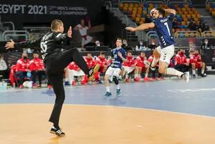 Ignacio Pizarro define ante el arquero croata Marin Sego en el inicio brillante de Los Gladiadores ante la selección de Croacia en el Mundial de Handball de Egipto.