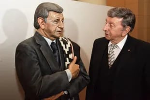 Luis Landriscina junto a una estatua en su homenaje
