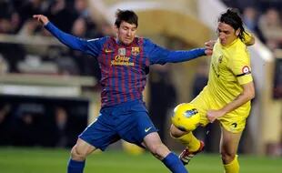 Gonzalo Rodríguez marca a Lionel Messi en un encuentro de LaLiga entre Villarreal y Barcelona