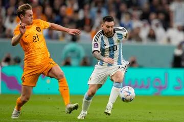 Lionel Messi lucha por la pelota con Frenkie de Jong