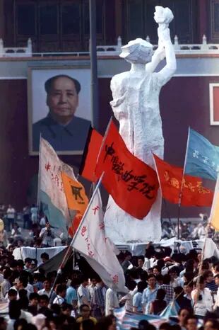 La estatua de la Diosa de la Democracia, construida por los estudiantes, frente al retrato de Mao. (Gentileza Jeff Widener)