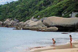 Grandes rocas enmarcan a la bella y menos concurrida Praia da Tainha, Bombinhas.