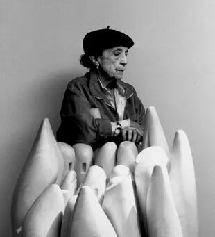 Louise Bourgeois, posa junto a su trabajo "Eye to Eye, 1970"
