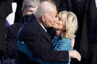 Joe Biden y su esposa Jill Biden se besan después de que él asumió el cargo de presidente número 46 de los Estados Unidos en el frente oeste del Capitolio de los Estados Unidos en Washington