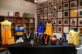 Los objetos de Kobe Bryant puestos a remate, en exposición.