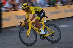 El colombiano Egan Bernal, en el Tour de Francia, con la camiseta amarilla del líder