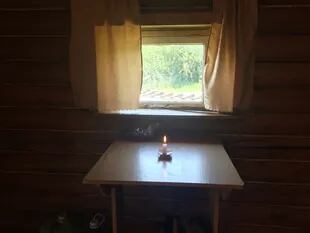 Una vela en el interior del yurt del chamán Andrey Obsholov