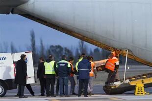 Un avión Hércules de la Fuerza Aérea trasladó anoche de San Rafael a Buenos Aires a los 15 muertos del accidente