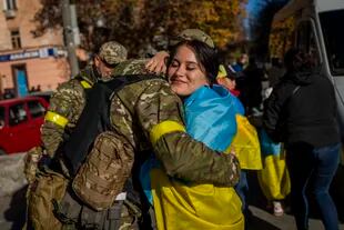 Un residente de Kherson abraza a un miembro de las fuerzas de defensa ucranianas en Kherson, sur de Ucrania, el lunes 14 de noviembre de 2022. La recuperación de Kherson fue uno de los mayores éxitos de Ucrania en los casi nueve meses transcurridos desde la invasión de Moscú.