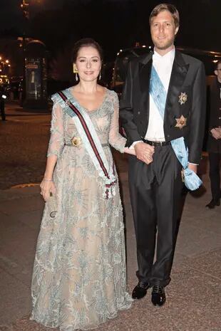 El príncipe Leka, aspirante al trono de Albania, y su mujer, Elia Zaharia, llegan a la cena de gala.