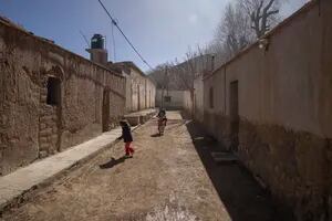 El pueblo de 25 casas de adobe que se esconde dentro de un salar y se volvió un imán de aventureros