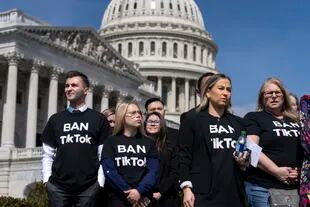Personas que piden la prohibición de TikTok, la popular aplicación para compartir vídeos, asisten a una rueda de prensa en el Capitolio de Washington, el jueves 23 de marzo de 2023. 