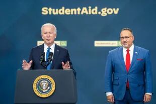 El presidente Joe Biden anunció la apertura del programa que permitirá condonar la deuda estudiantil a millones de personas