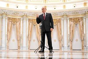 El presidente ruso, Vladimir Putin, habla con los medios de comunicación durante la VI Cumbre del Caspio en Ashgabat 