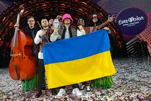 La banda Kalush Orchestra, de Ucrania, festeja su triunfo en la Gran Final del Concurso de Canto de Eurovision en la arena Palaolimpica en Turín, Italia, el sábado 14 de mayo de 2022. (AP Foto/Luca Bruno)