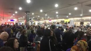 Caos en los aeropuertos de Europa: se cayó el sistema de check-in y hay miles de pasajeros varados