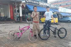 Encontró a un chico con una bicicleta en mal estado y su gesto conmovió a su familia