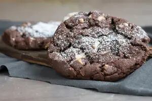 Cookies de cacao  con chips de chocolate blanco estilo repostero