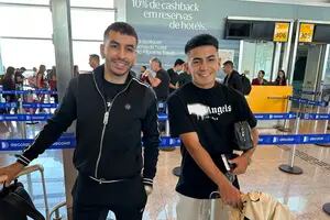 El inesperado famoso que viajó con Thiago Almada y Ángel Correa en el avión rumbo a Qatar
