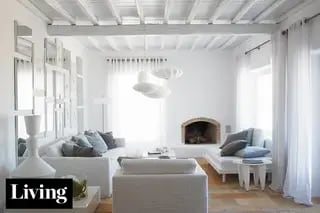 Una casa de playa blanca radiante y práctica, con decoración que no pasa de moda