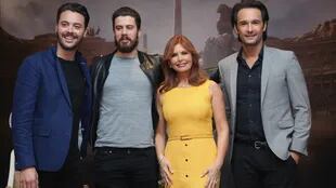 Huston, Kebbell, Downey y Santoro en la premiere en Ciudad de México