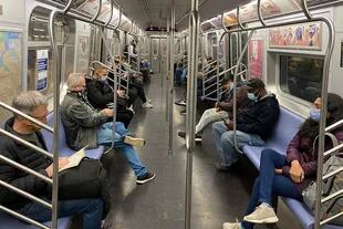 Los metros viajan semi vacíos en Nueva York