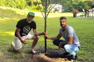 Diego junto a su hijo, Matías, plantando nuevas raíces.