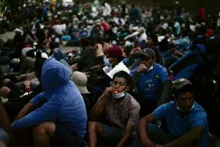 Los migrantes hondureños, parte de una caravana que se dirige a Estados Unidos, descansan en Vado Hondo, Guatemala el 17 de enero de 2021
