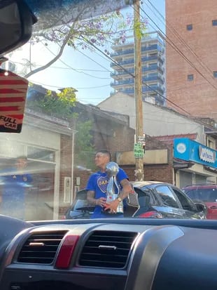 Marcos Rojo con la copa por las calles de Quilmes