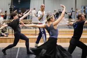 Con Patrick de Bana, soplan nuevos "vientos" para el Ballet del Teatro Colón