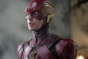  Ezra Miller interpretó a Flash en la película La liga de la justicia