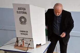 El expresidente brasileño (2003-2010) y candidato del izquierdista Partido de los Trabajadores (PT) Luiz Inácio Lula da Silva vota durante las elecciones legislativas y presidenciales, en Sao Paulo, Brasil, el 2 de octubre de 2022. - (Foto de NELSON ALMEIDA / AFP)