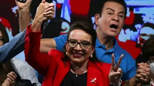 Xiomara Castro y Salvador Nasralla, detrás, el día que ganó la elección