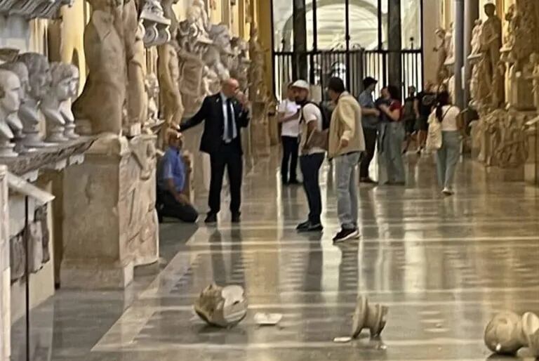 Alarma en los Museos Vaticanos: un turista pidió ver al Papa, le dijo que no y tiró al piso dos bustos de marmol