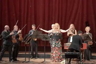 Kožená en el saludo junto a los integrantes de la Orquesta Barroca de Venecia