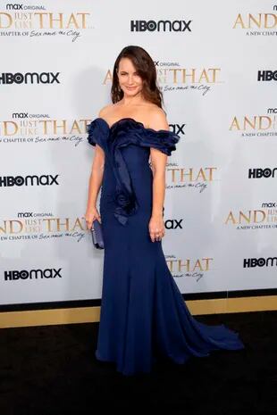 Kristin Davis optó por un vestido azul marino que le quedaba impecable