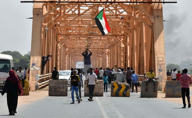 El pueblo sudanés protesta contra un golpe militar que derrocó la transición a un gobierno civil el 25 de octubre de 2021
