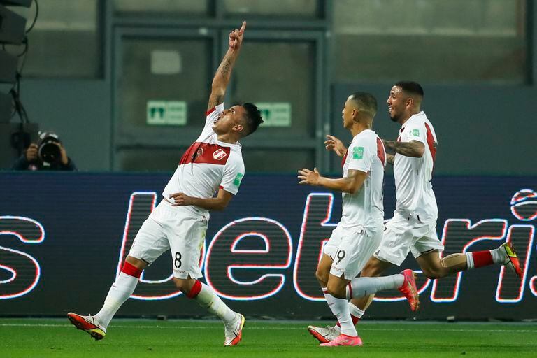 Christian Cueva celebra su gol, el primer de Perú sobre Chile en el estadio nacional de Lima