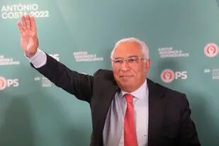 El primer ministro de Portugal y secretario general del Partido Socialista, António Costa, saluda a sus seguidores tras unas elecciones que el Partido Socialista ganó por un amplio margen, en Lisboa, Portugal, el lunes 31 de enero de 2022. (AP Foto/Armando Franca)