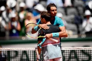 Rafael Nadal consuela a Schwartzman luego de su triunfo