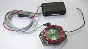 Un reloj que esconde un receptor de radio, uno de los intentos de los estudiantes chinos para recibir ayuda externa
