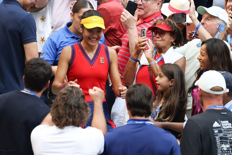 Emma Raducanu celebra con su cuerpo técnico en el Player Box, minutos después de su consagración 