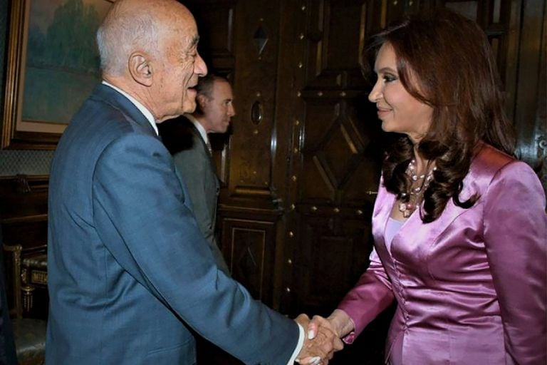 El empresario Enrique Eskenazi saluda a Cristina Kirchner cuando era Presidenta. La familia local gerenció YPF y fue expulsada tras la estatización, en 2012. En las últimas semanas, la defensa argentina en un juicio por la expropiación pidió que les tomaran testimonio.