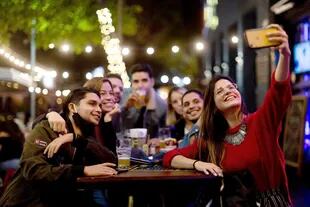 Un grupo de amigos en un bar de Plaza Serrano, a fines del mes pasado
