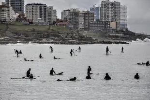 El sábado pasado, surfers reclamaron en el mar para que el municipio les autorice la práctica del deporte