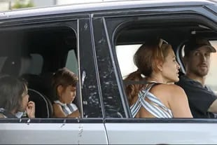 Eva Mendes y Ryan Gosling, que en raras ocasiones son fotografiados, fueron captados por los flashes en un paseo familiar por Los Ángeles con sus hijas, Esmeralda y Amada